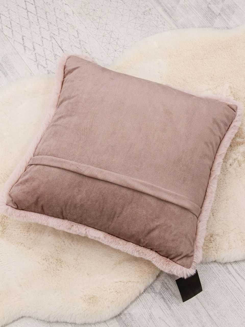подушка из искусственного меха 1402 розовый квадрат