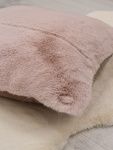 Подушка из искусственного меха 1402 розовый квадрат
